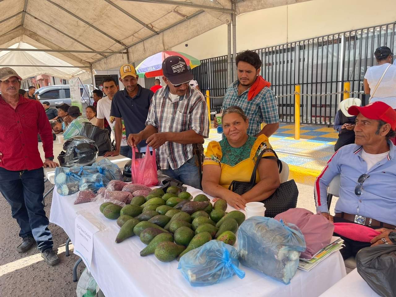 Empresas Campesinas de INA-Olancho venden con éxito sus productos en la Ferisag